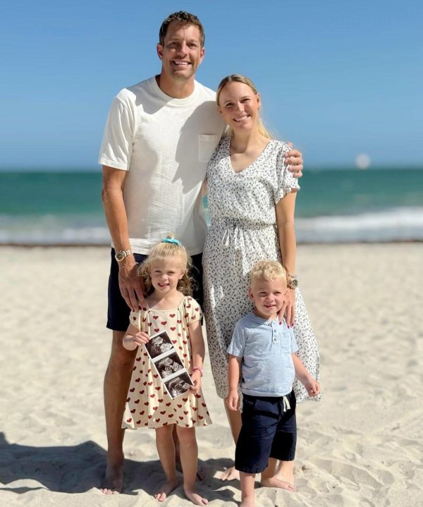 前网球寰宇第一晒全家福，嫁帅气多金权门二婚男，成婚六年生三娃