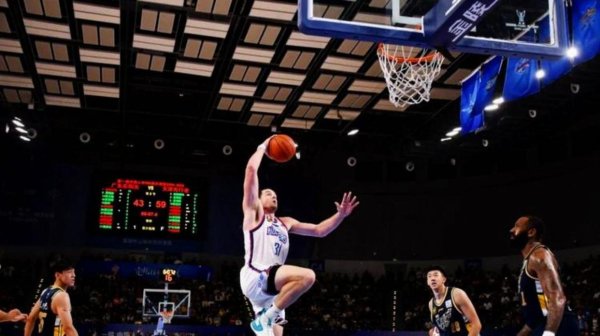 CBA混子福建队遭NBL劲旅强势挑战，篮板射中率全线溃逃，敌手几乎拉下马；裁判终末关头争议判罚激起球迷热议，俱乐部杯罅隙显露实力差距