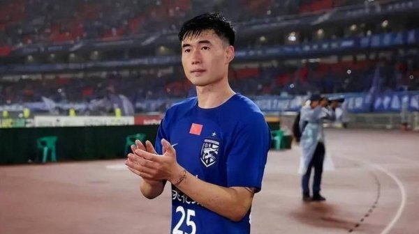 讲不出重逢，武汉三镇主力后卫邓涵文讲求发晓谕别三镇，球迷难掩不舍与惘然情怀