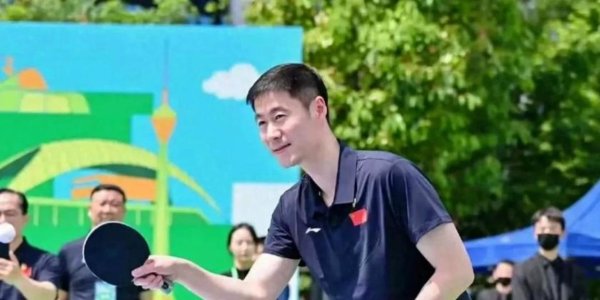 莎莎准备跟裁判拿球，裁判浅笑点头示意知谈，没念念到却泄露迷之浅笑把球丢给头哥，头哥慌忙接球随后递给莎莎，裁判发放坏笑令东谈主忍俊不禁