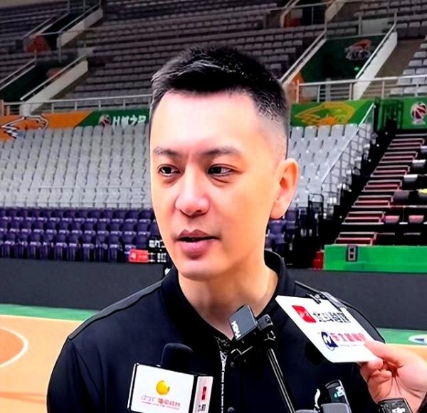 杨鸣赞广厦声势，主场负重致远，复兴后劲赛话题