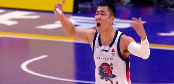 CBA惨烈一役！41次犯规就地见血，鬼才熟练靠迷信，换来外助一战封神