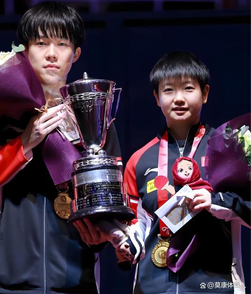 孙颖莎为什么受伤了还要坚握打完混双呢？望望现场氛围就知说念，她必须得打呀！