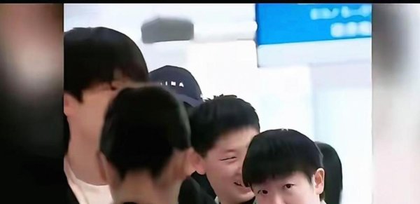 莎莎祥瑞回到北京把我方打扮严密，白色豪车和口罩男接她，却遮蔽不了背后的复杂心情