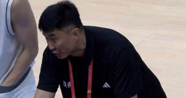 胡明轩最可怕的不是场均四次邪恶，而是他过半场后片刻停在logo区缩肩膀运球，广东遑急因此像卡进锈齿轮让球队堕入阴郁