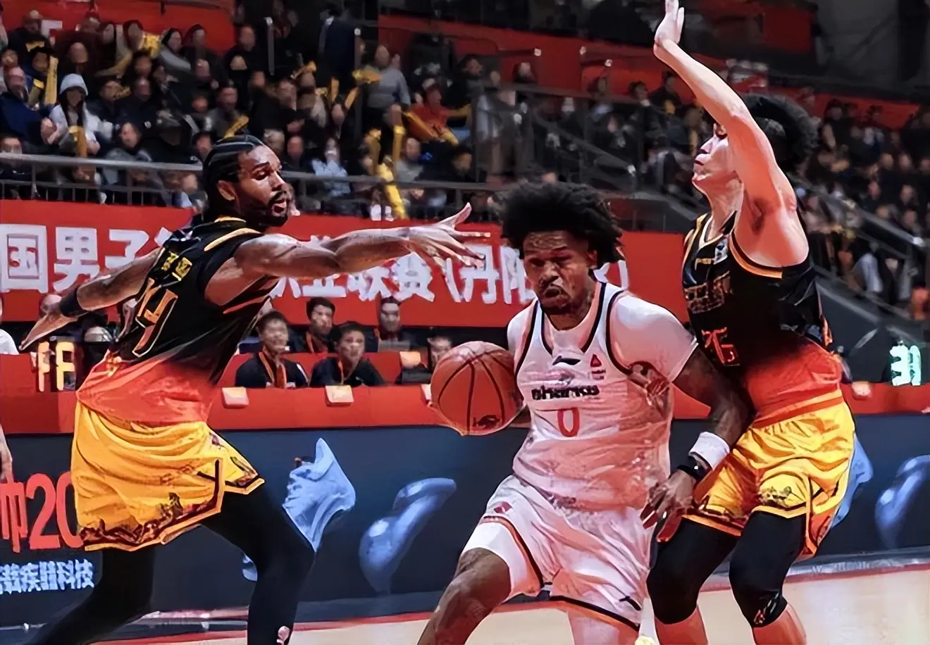 洛夫顿为何遭DNP坐了40分钟? 赛后卢伟怒批他，遭裁掉也曾不远了