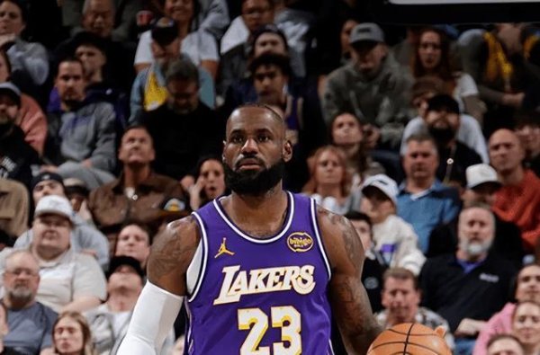 复出后8胜2负! 衔接两场带替补反超! 詹姆斯带队才气太强了!