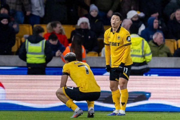 狼队平英超最差开局记载, 外洋中资俱乐部陷最低谷