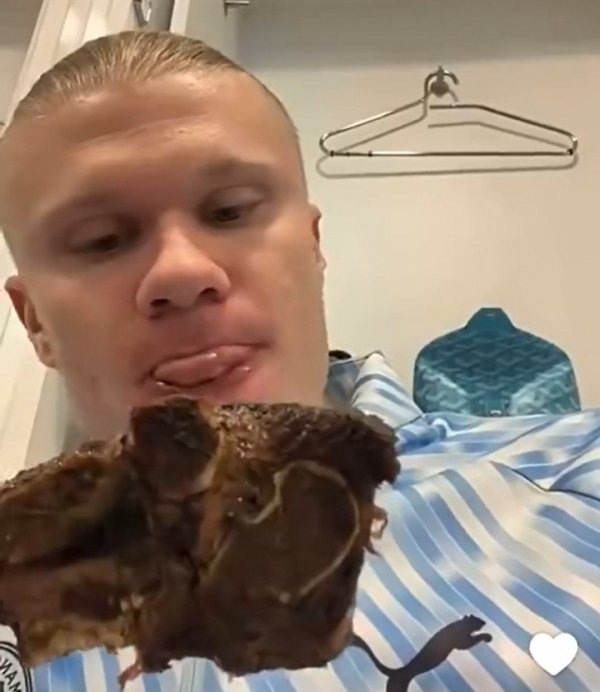 魔东说念主吃小孩啦哈兰德晒视频: 赛后在曼城更衣室手拿牛排狂啃