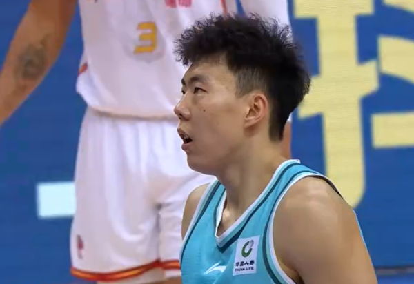 CBA爆冷！黑马青岛主场失守，深圳外助30+6+6，决胜时期连得11分