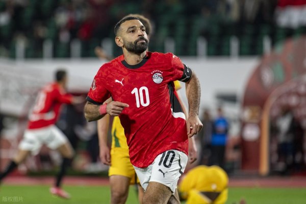 3-1，33岁萨拉赫无敌辛苦挑射，率队淘汰贝宁，晋级非洲杯八强