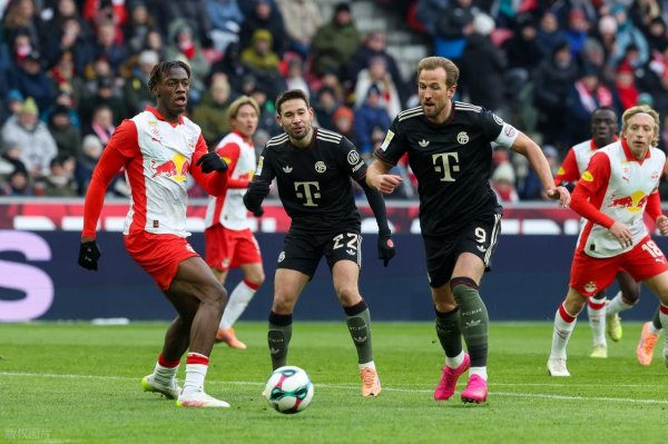 拜仁5-0完胜,26岁日本球星凌空斩,17岁新星2球1助,18岁新星1球1助