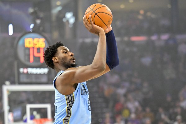 犯规过多不会打球了！小贾伦14中6拿到14分2篮板 小节4中1仅得2分