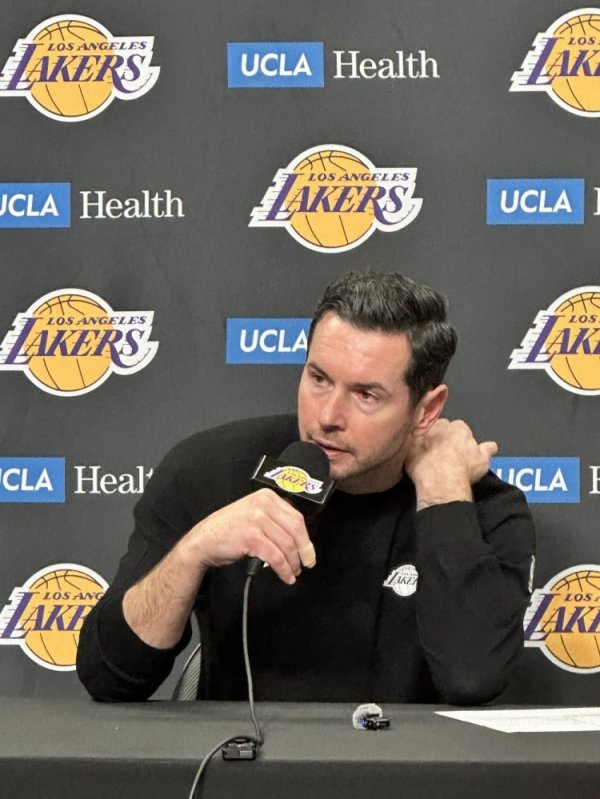 收官阶段为何用海斯而不是艾顿？雷迪克：因为海斯打得更好