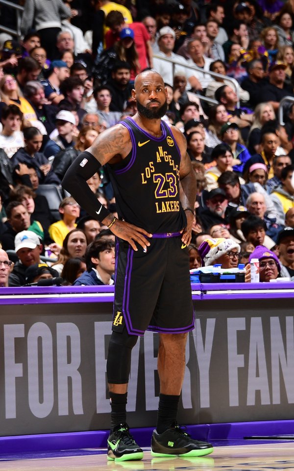 新年新表象！詹姆斯在06年首战获得32分 16年29分 26年31分