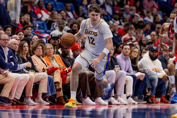 苏群：今天除了东契奇和詹姆斯 拉拉维亚打得可以&尤其是一头一尾