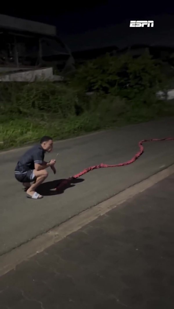 每体：前巴萨后卫德斯特在街上燃放了10万枚鞭炮，庆祝新年