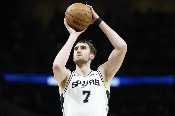 真能赢分！科内特半场2中2得8分6板2助1断1帽 正负值+19最高