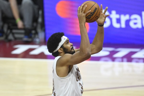 全队惟一得分上双！阿伦上半场12投6中砍下12分4篮板